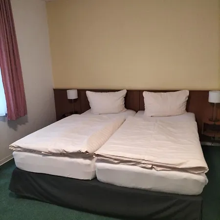 Und Restaurant Am Bismarckturm מלון ארפורט